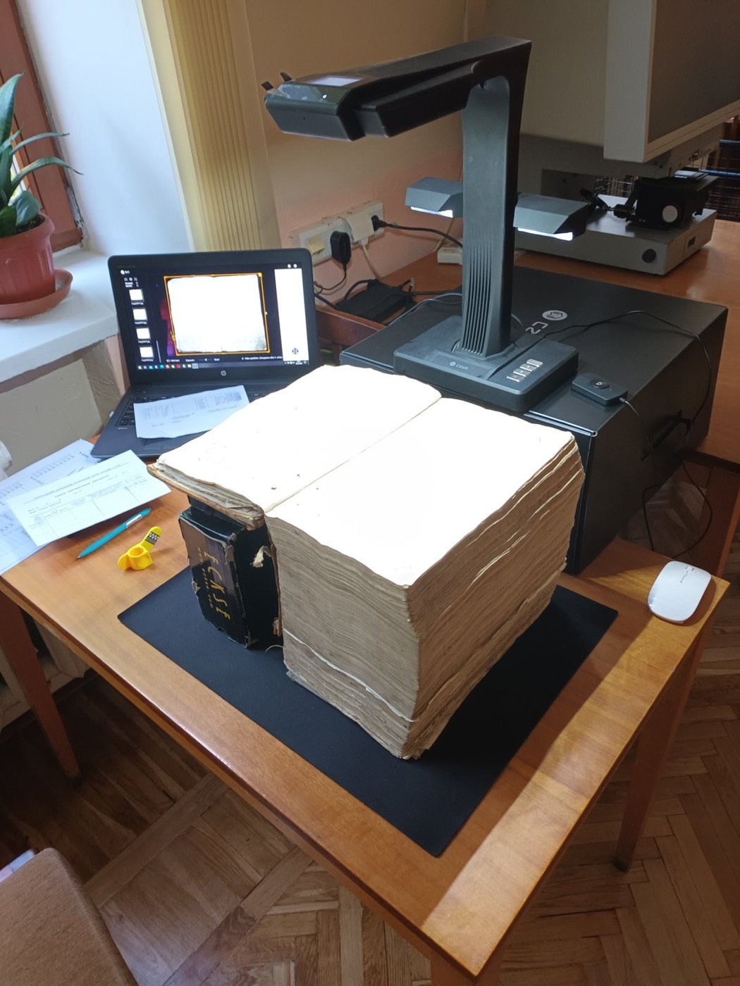 Księga pod skanerem w pracowni CDIAK