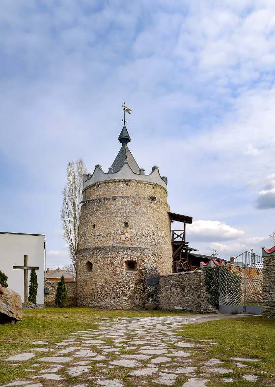 Zachowana baszta i mur zamku w Latyczowie (dziś Letyczew, Ukraina). Fot. Posterrr, Wikimedia Commons, CC BY-SA 4.0.