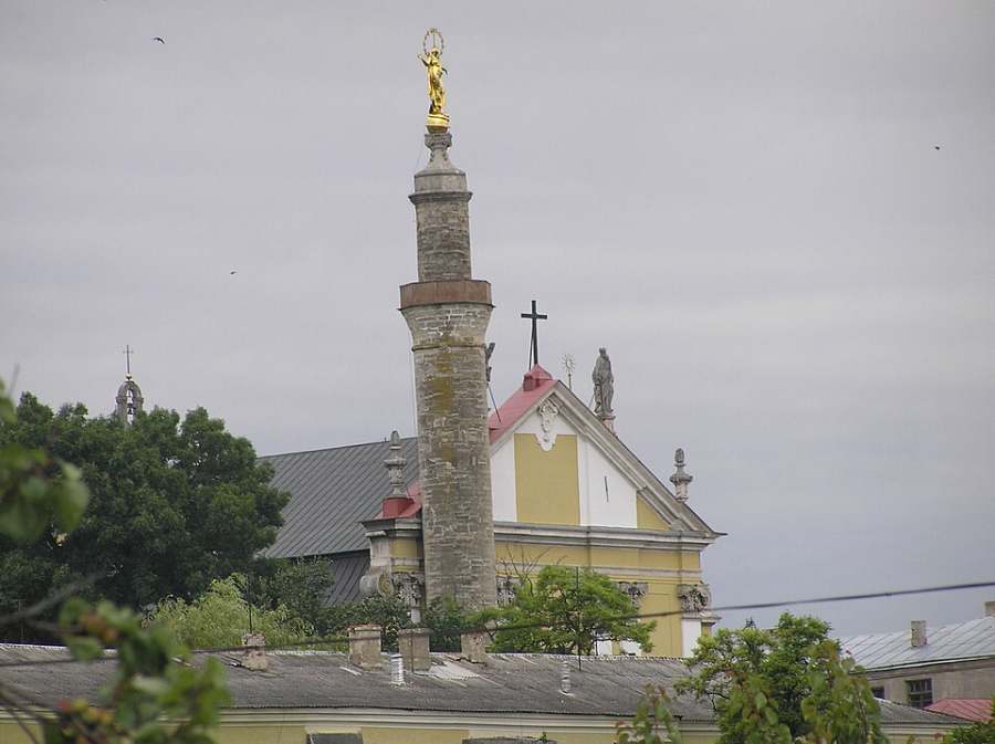 Katedra w Kamieńcu Podolskim z minaretem dobudowanym w czasach tureckich (1672–1699); po powrocie miasta do Polski na minarecie ustawiono figurę Matki Boskiej. Fot. Witajewski, Wikimedia Commons, CC BY-SA 3.0.
